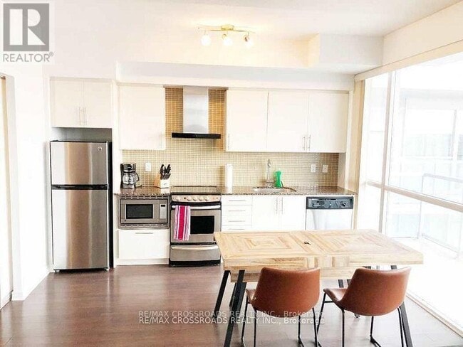 Photo du bâtiment - 352 Front St W