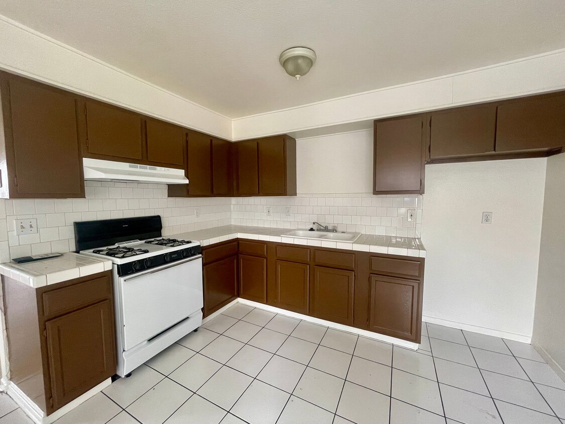 Primary Photo - Specious 2 Bedrooms 1 Bathroom with Parking!