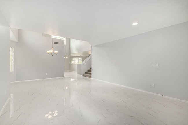 Building Photo - STUNNING 5 Bedroom Home in Peoria!