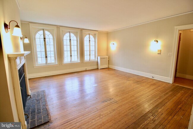 Building Photo - 853 W University Pkwy