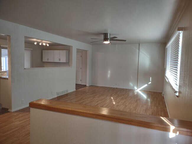 Foto del edificio - ALL PROSPECTIVE TENANTS MUST SUBMIT A $58 ...