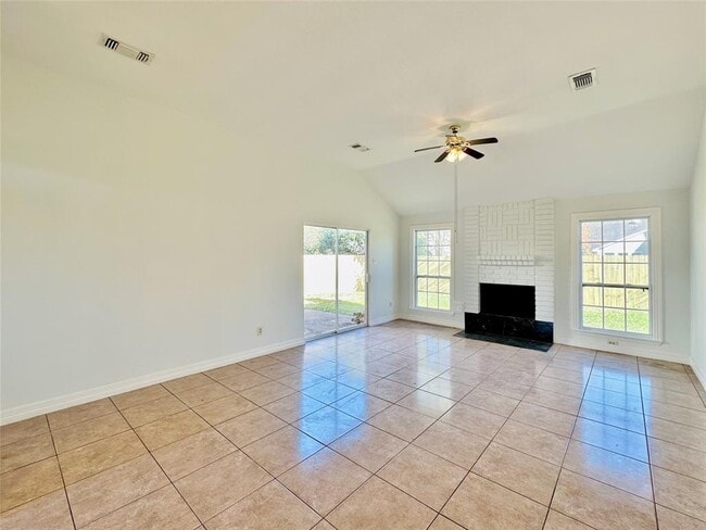Building Photo - 16707 Village Trace Dr