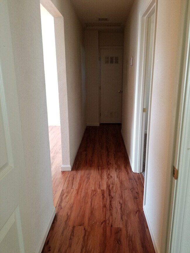 Building Photo - A 2 Bdrm, 1 Bath near the heart of Roseville!