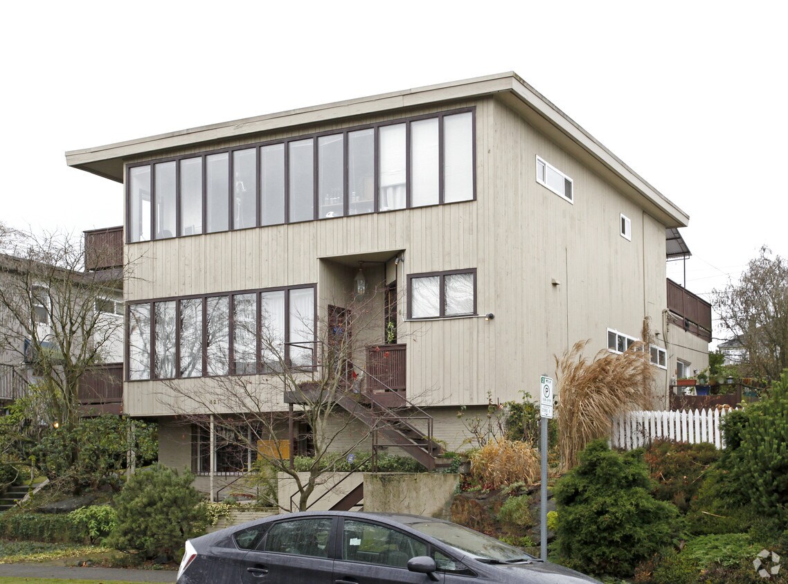 Building Photo - 421 Apartments