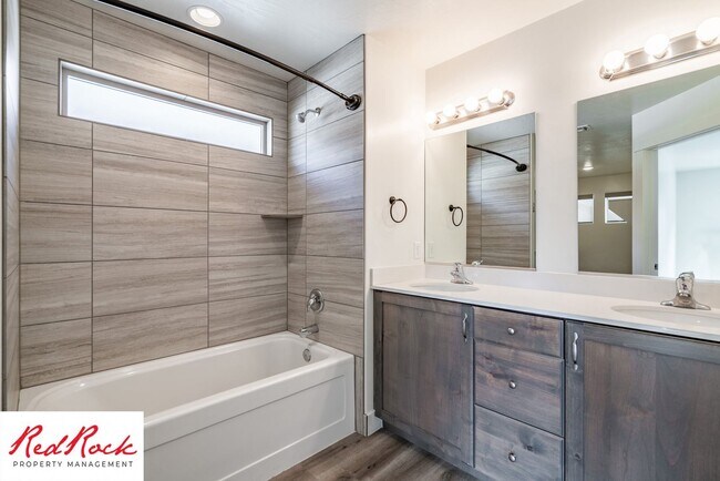 Foto del edificio - Adorable Stand Alone 4 Bedroom Corner Unit with Fully Fenced Backyard. Small Dogs Welcome.