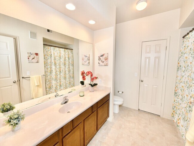 Building Photo - Luxury One Bedroom Condo Near Towne Center