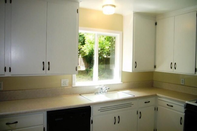 Building Photo - 919 Almarida Dr