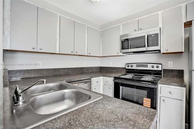 Building Photo - 5441 SW 41st St