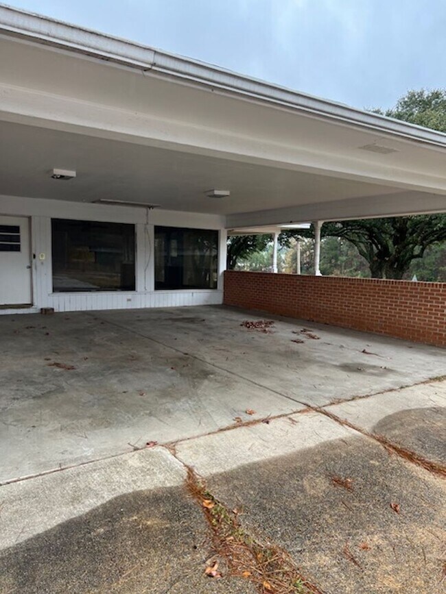 Foto del edificio - 2524 W Hillsboro St