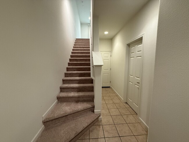 Building Photo - 1055 Chamomile Walkway