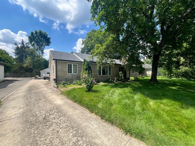 Building Photo - Spacious 3 bedroom 1.5 bathroom House