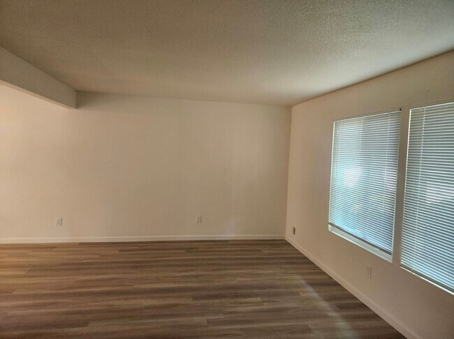 Building Photo - 8617 La Riviera Dr