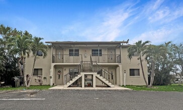 Building Photo - 4530 SW 10th Ave