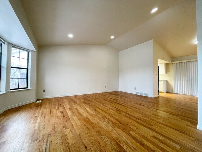 Foto del edificio - Renovated 3 bedroom 2 bathroom home in quiet Arvada neighborhood! Available NOW!!