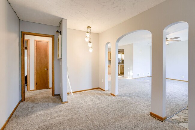 Building Photo - Charming 2 Bedroom With Bonus Room & Finis...