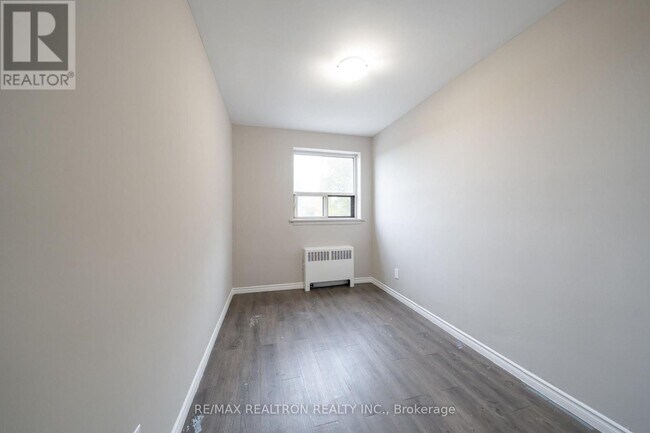 Building Photo - 468 Ottawa St N