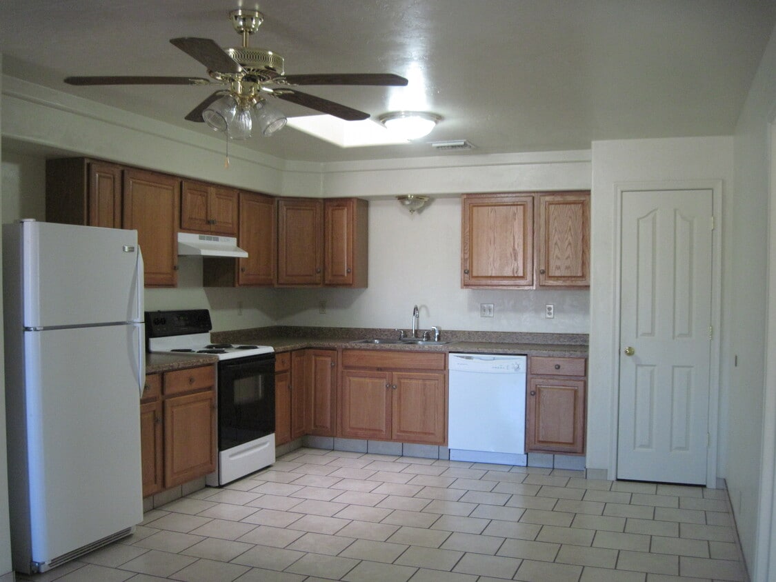 Primary Photo - 150 N Phoenix Ave