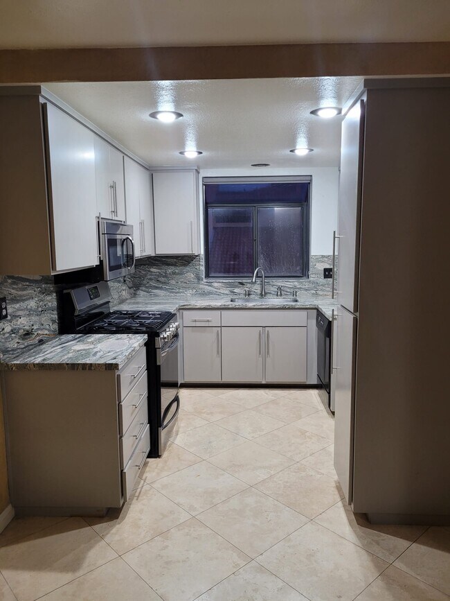 Building Photo - 27657 Ironstone Dr