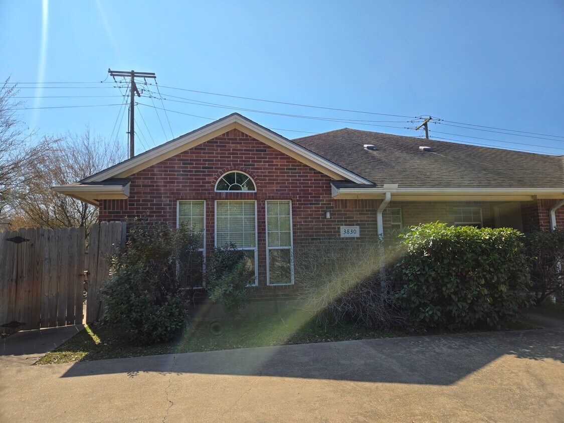 Foto del edificio - College Station - 3 bedroom / 3 bath - duplex with fenced yard and washer/dryer.