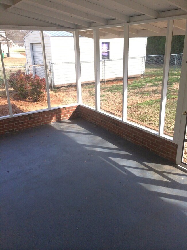 Building Photo - Charming Vintage Ranch, Den, Fireplace, Screened Porch