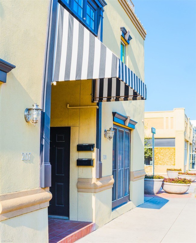 Foto del edificio - 1 br, 1 bath Townhome - 209 W Oak St