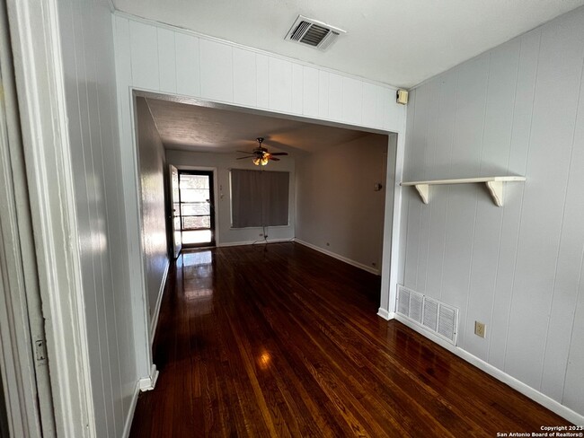 Building Photo - 726 John Adams Dr