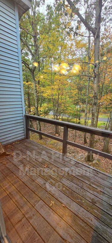 Foto del edificio - 211 Timber Hill Rd