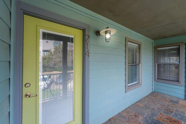 Building Photo - 3204 Menchaca Rd