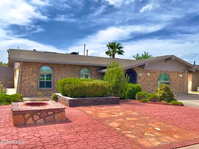 Foto del edificio - 3217 Funston Pl