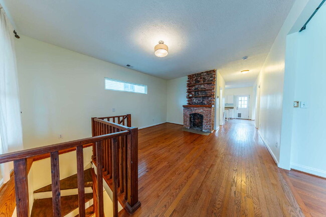 Building Photo - NOW AVAILABLE!  Charming East Nashville Bungalow for Lease!