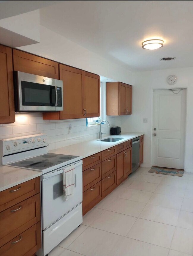 Foto del edificio - Furnished 3 Bedroom