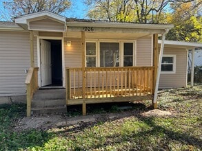 Building Photo - 1206 N Brown Ave