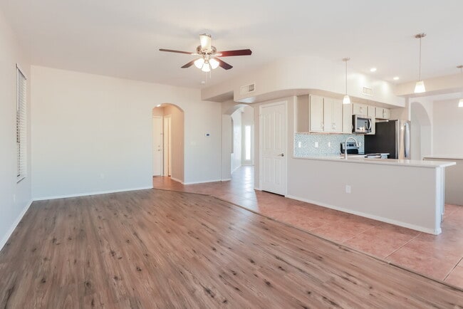 Foto del edificio - 355 E Camino Del Abeto