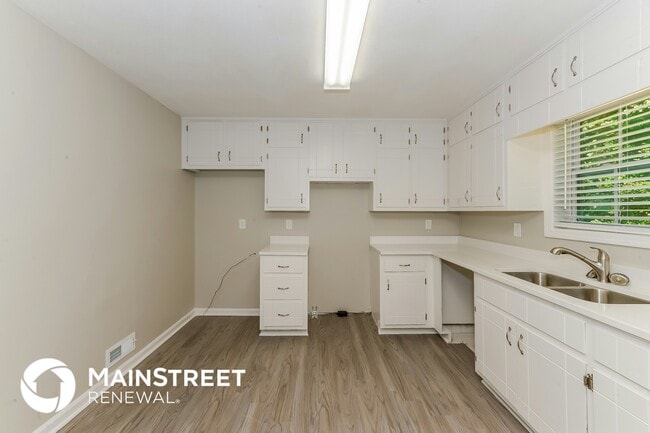 Building Photo - 3080 Chippewa Dr