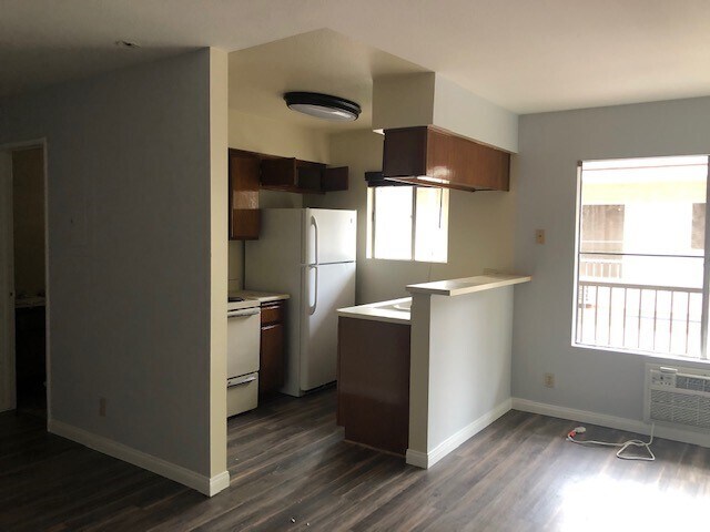 Kitchen - 1618 Grismer Ave