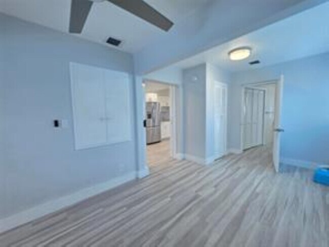 Building Photo - 250 NE 42nd Ct