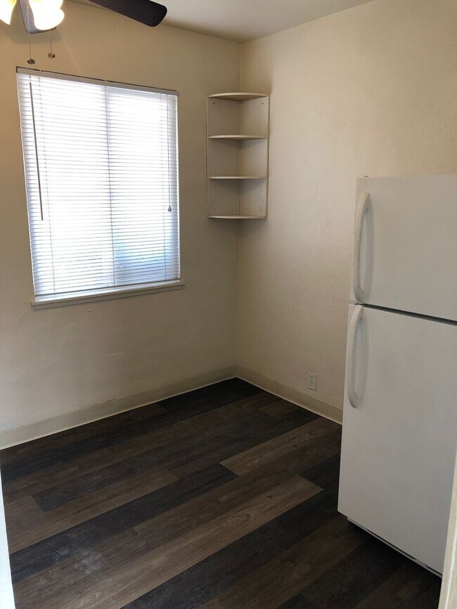 Foto del edificio - Midtown Cottage with all the Privacy - Fenced in Yard!!