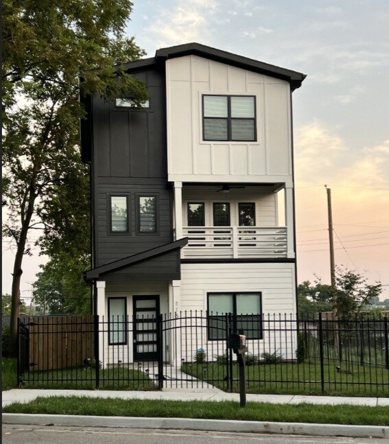 Primary Photo - 115 Green St