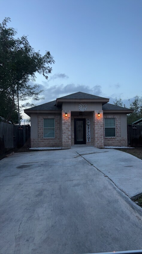Primary Photo - 437 Yoakum St