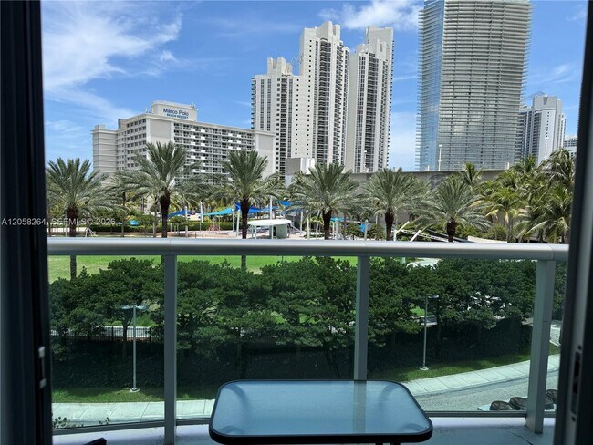 Foto del edificio - 19370 Collins Ave