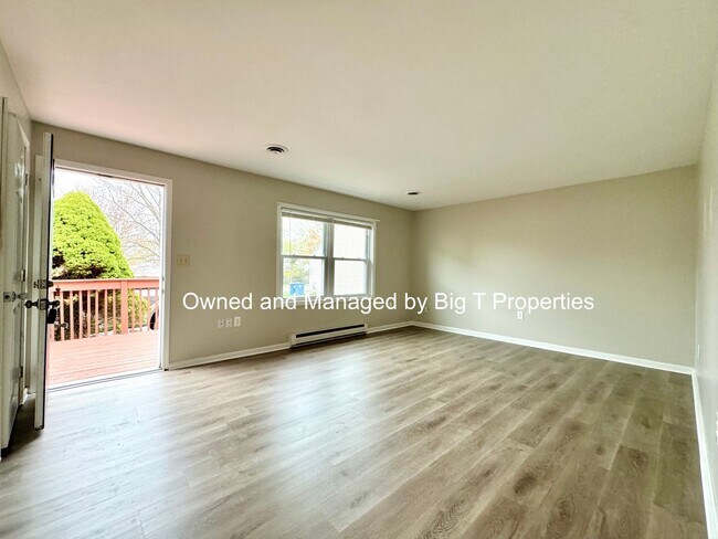 Building Photo - Conveniently located cozy single family house