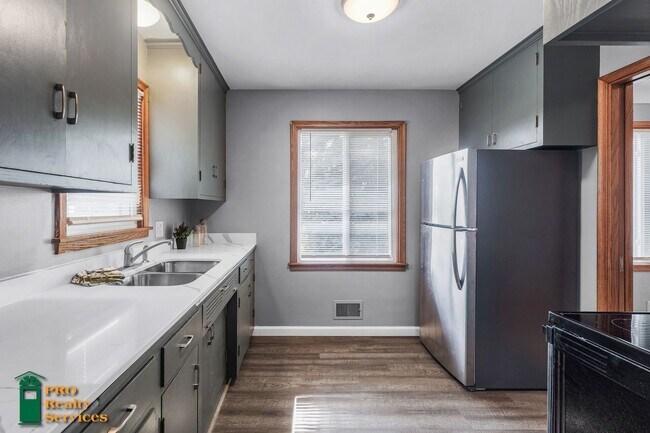 Foto del edificio - 2 Bedroom Home in Maplewood