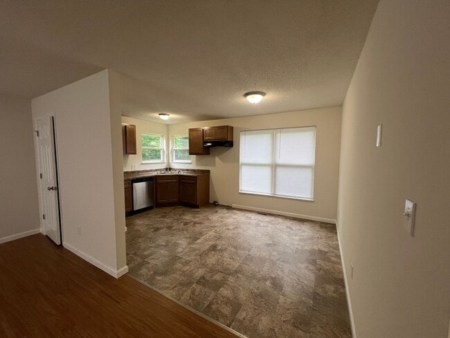 Foto del edificio - Spacious 4 bedroom Home conveniently locat...
