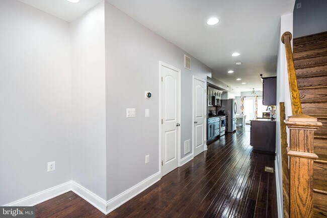 Building Photo - 411 E Clement St