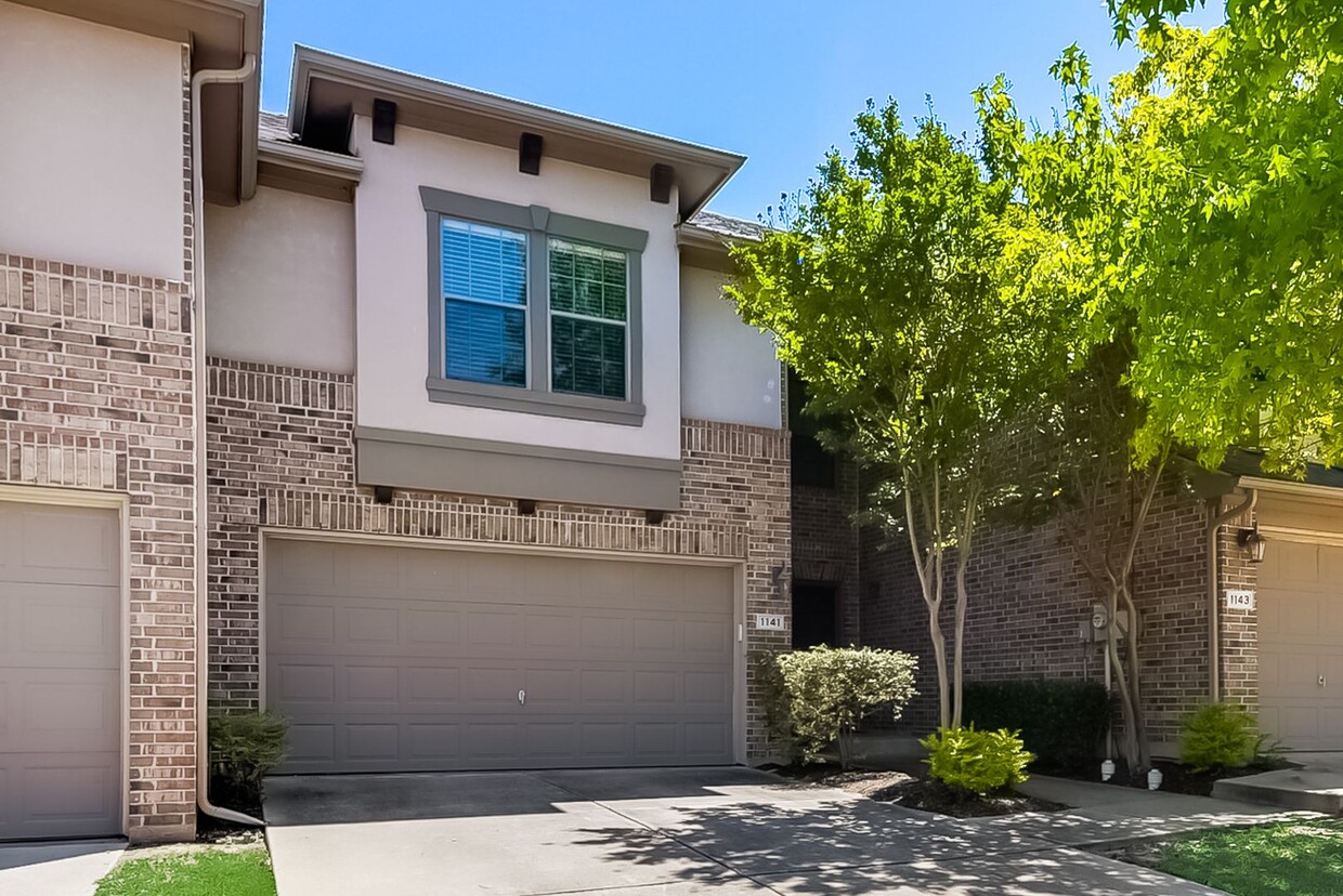 Primary Photo - COMING SOON! CHARMMING 2 BEDROOM TOWNHOME ...