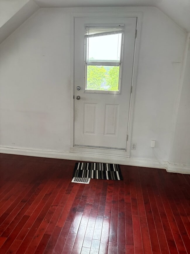 Building Photo - 64 Queens Dr