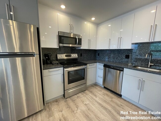 Building Photo - 1028a Commonwealth Ave