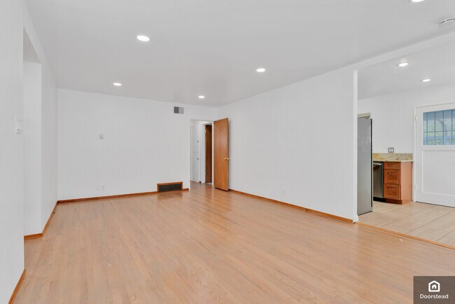Building Photo - 7862 Sanford St