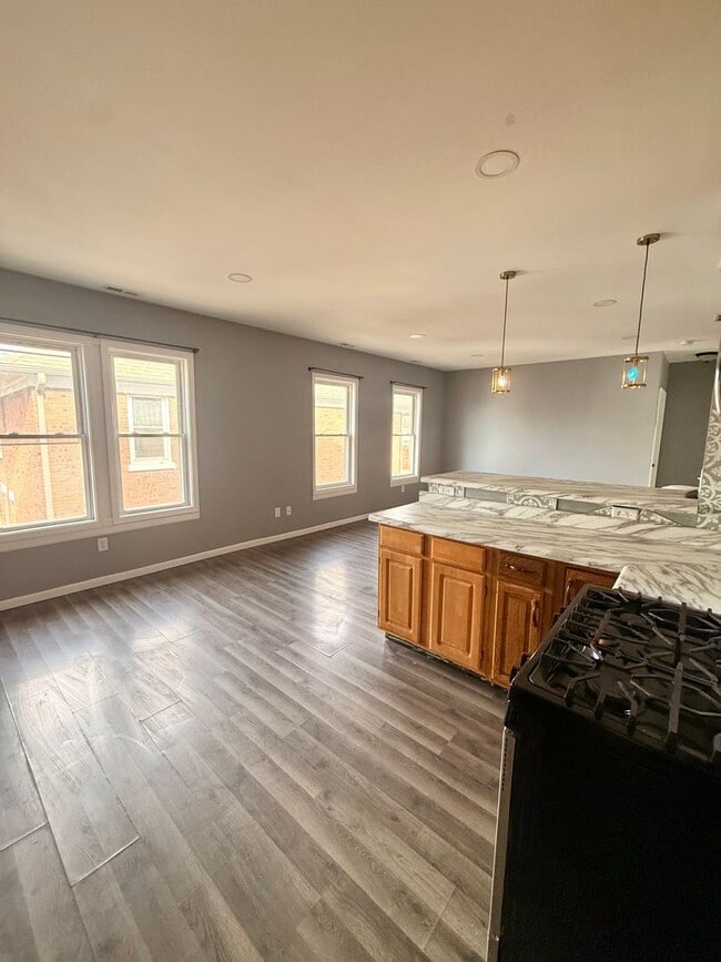 Building Photo - 713 S 4th St