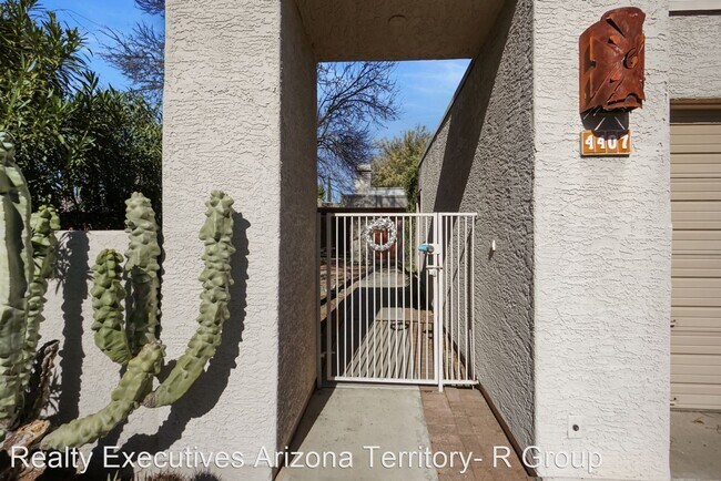 Building Photo - 2 br, 2 bath House - 4407 E. Caladium Place